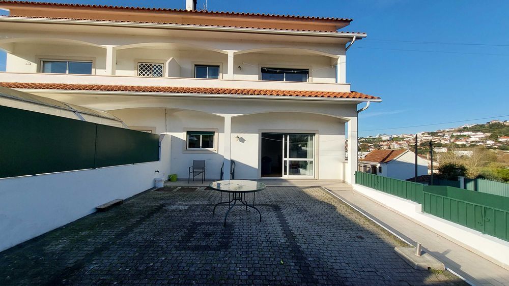 Moradia geminada T5 | Arrenda-se