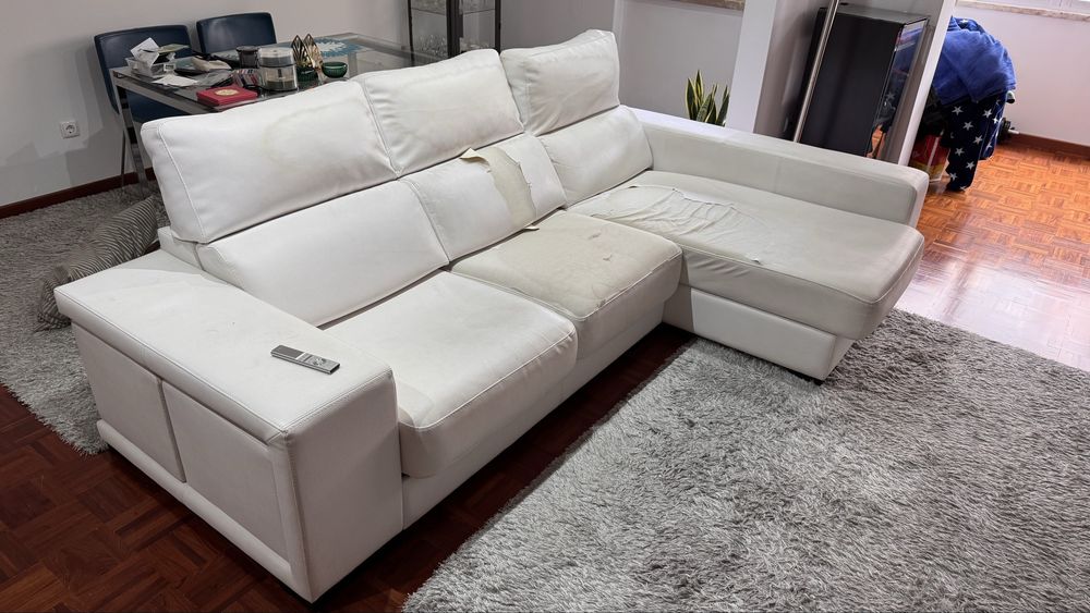 Sofá branco con 3 lugares