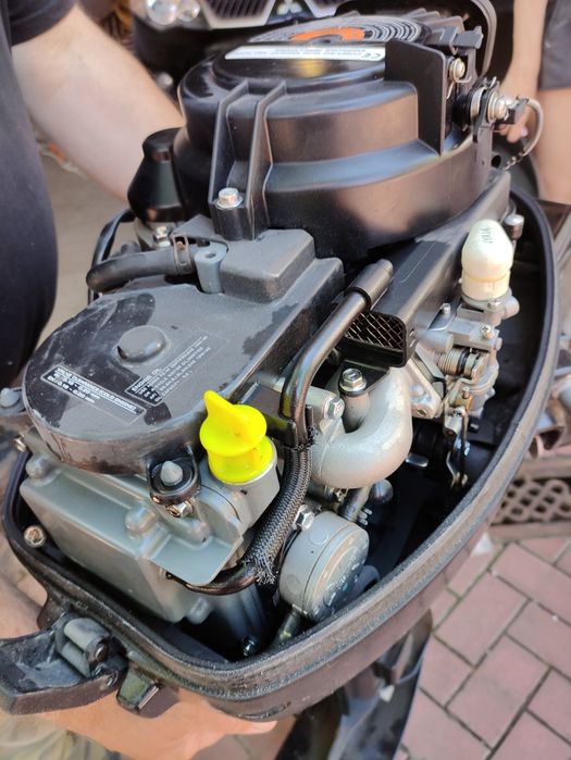 продам легкий  лодочный мотор сузуки 9.9 лс. 4т, со стартером.