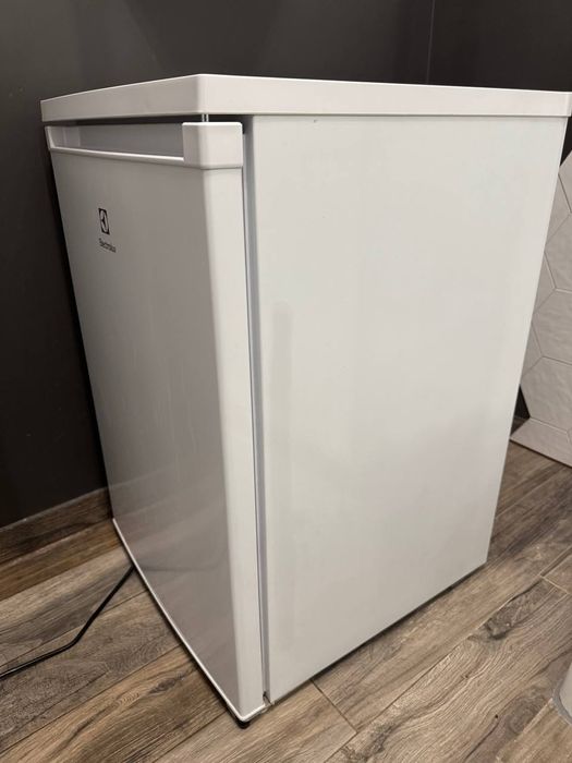 Sprzedam kompaktową i niezawodną lodówkę Electrolux LXB1AE13W0 (biała)
