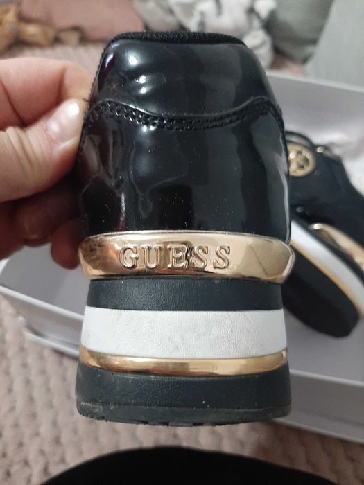 Sneakersy Guess czarno-zlote