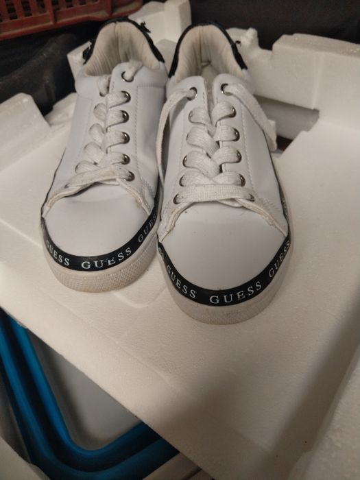 Białe buty Guess rozmiar 38. Do renowacji