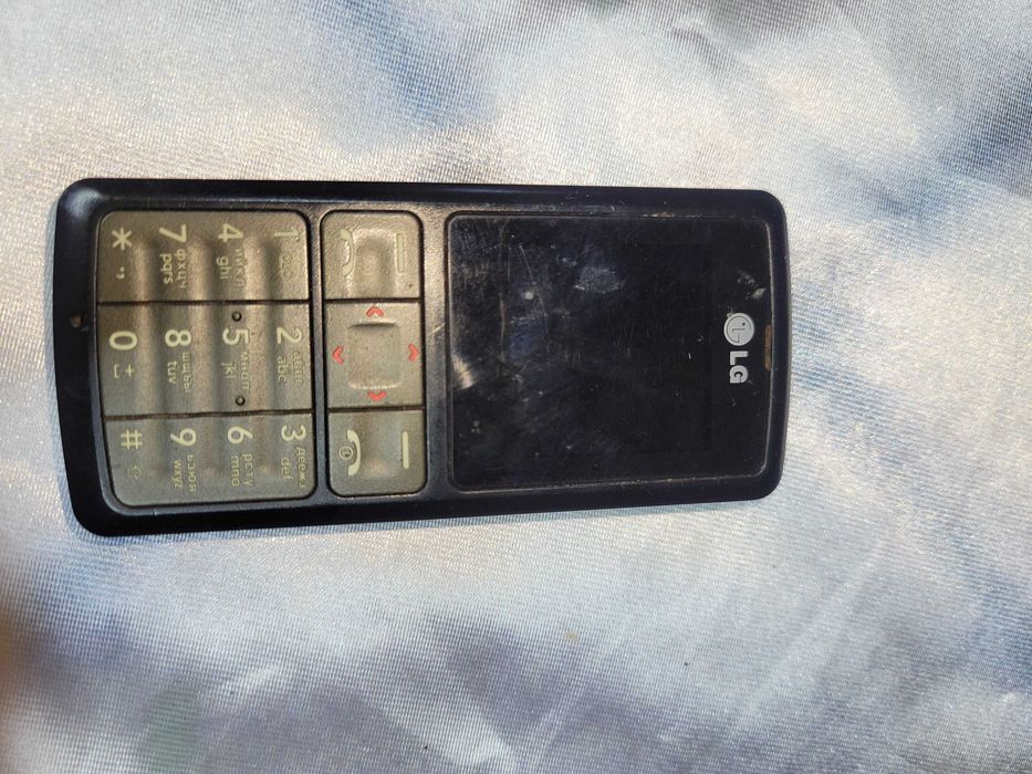 Кнопочный телефон LG KG276