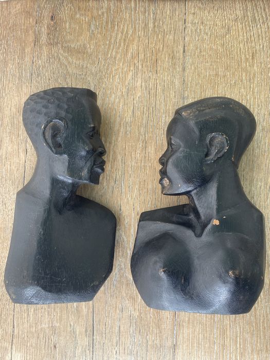 Vendo casal de estatuetas em madeira