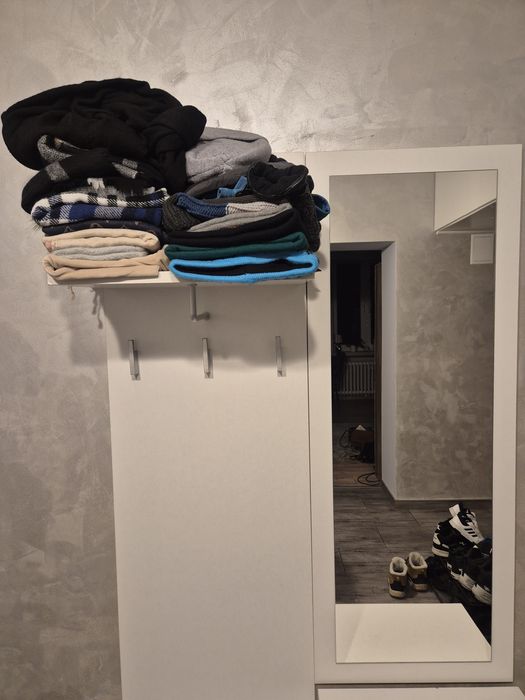 Wieszak na kurtki z półką i szafką na buty