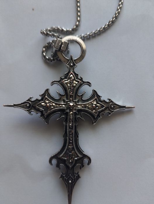 Готичний хрест підвіска