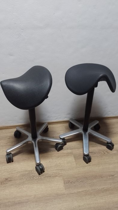 Taboret siodłowy na kółkach obrotowy