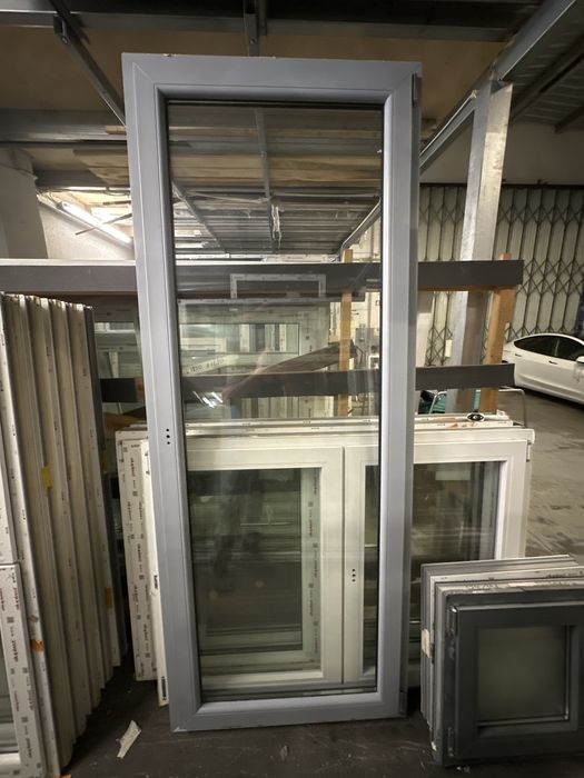 Janela PVC oscilobatente cinza 2 lados 90L/229A