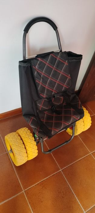 Carro de pesca para andar na areia.