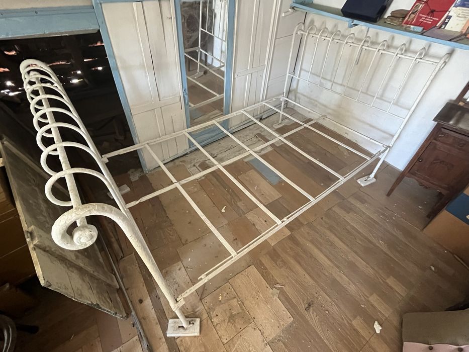 Cama de ferro antiga