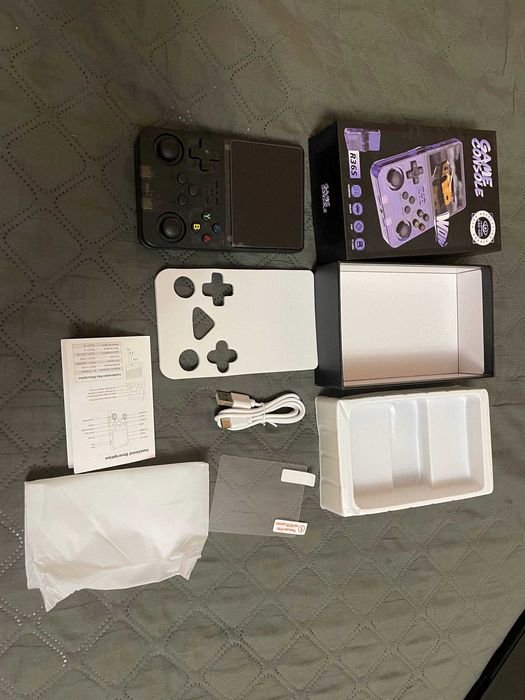 Портативна ретро консоль R36S