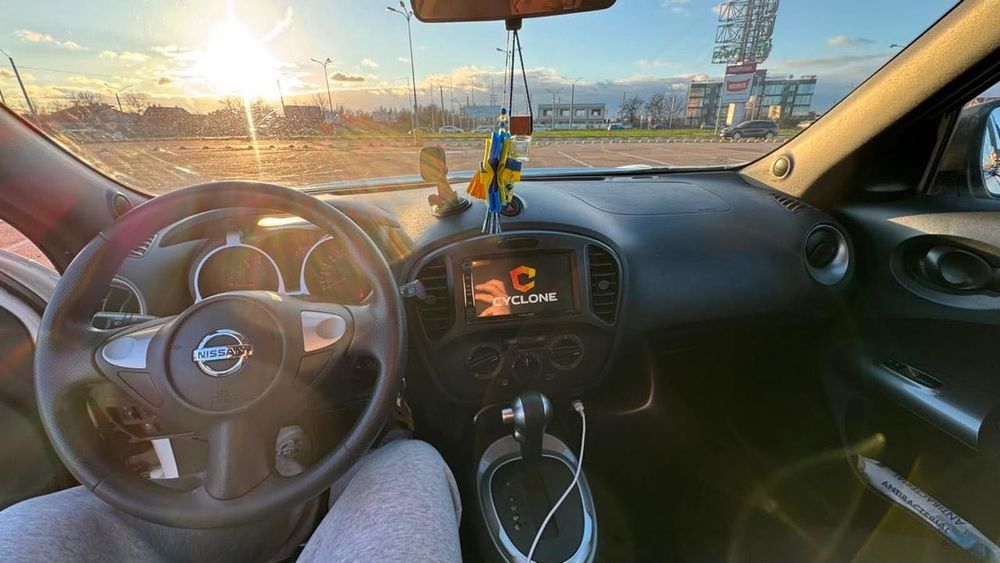 Автомобіль Ніссан