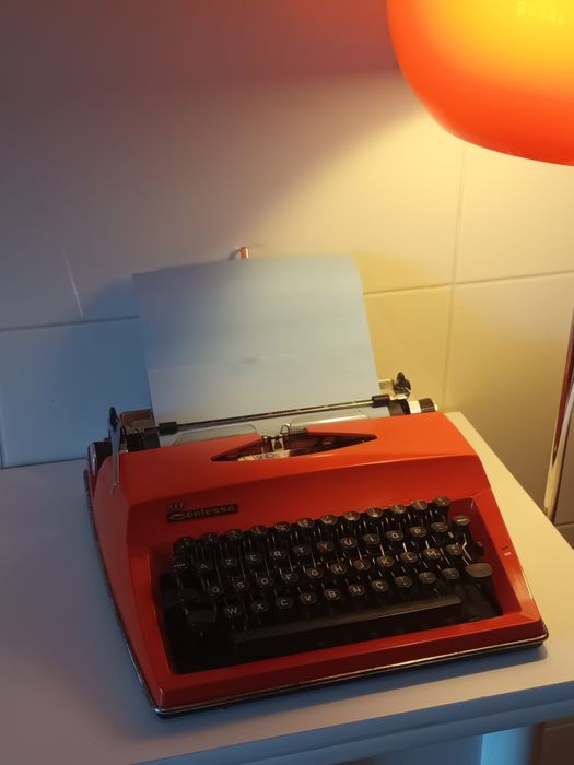 Maquina de escrever portátil Adler Contessa de Luxe de cor laranja
#ma