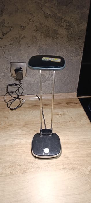 Lampka biurkowa regulowana.