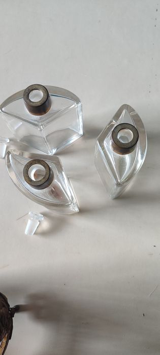 Frascos de perfume vintage com detalhes em metal