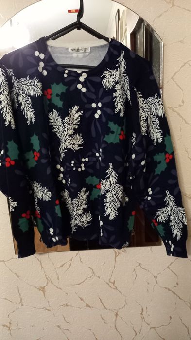 Продам  новую женскую кофточку большого размера.