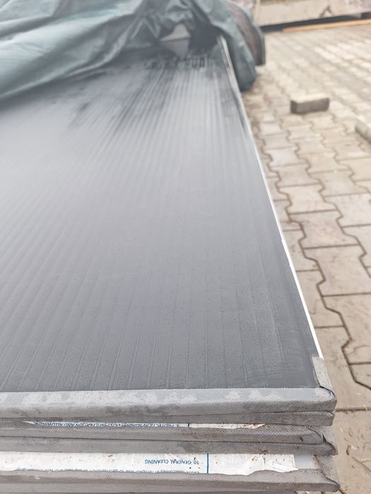 Poliwęglan komorowy mleczny gr. 16m - oklejony czarna folią