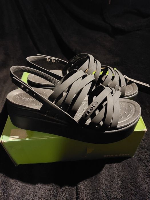 CROCS Brooklyn Strappy sandały na platformie 37 38 W7 czarne black NEW