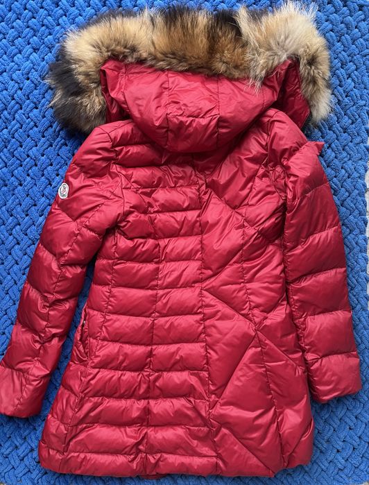 Жіночий пуховий плащ Moncler червоного кольору