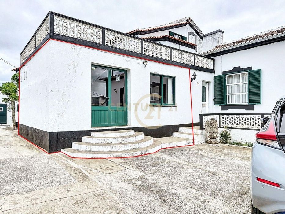 Espaço Comercial em Praia da Vitória com Excelente Localização