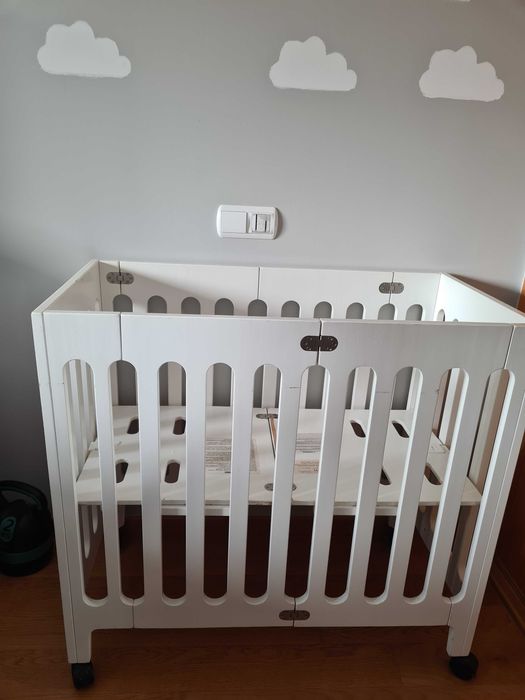 Cama de bebé em madeira com rodinhas