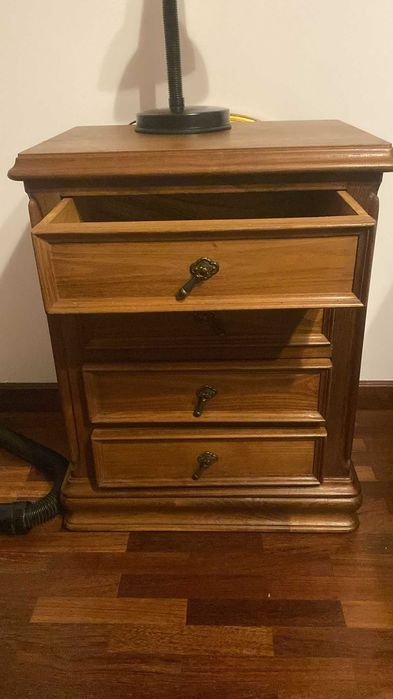 Conjunto de Cama, Colchão e Mesas de Cabeceira