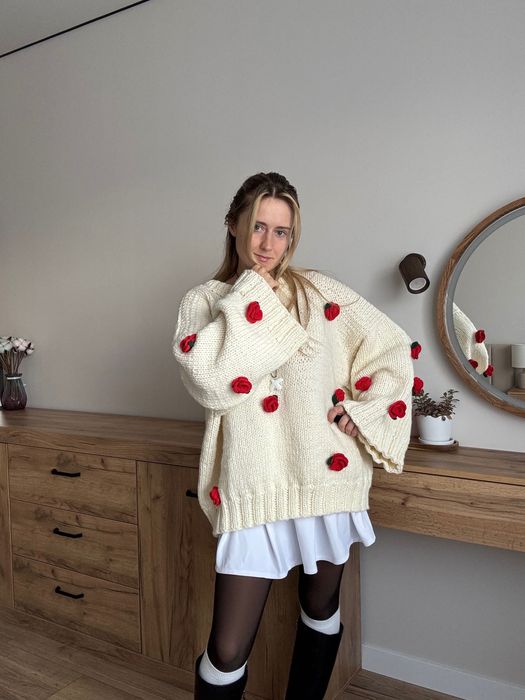 Светер в’язаний з трояндами