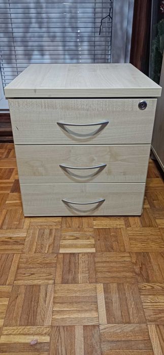 Piękna masywna komoda