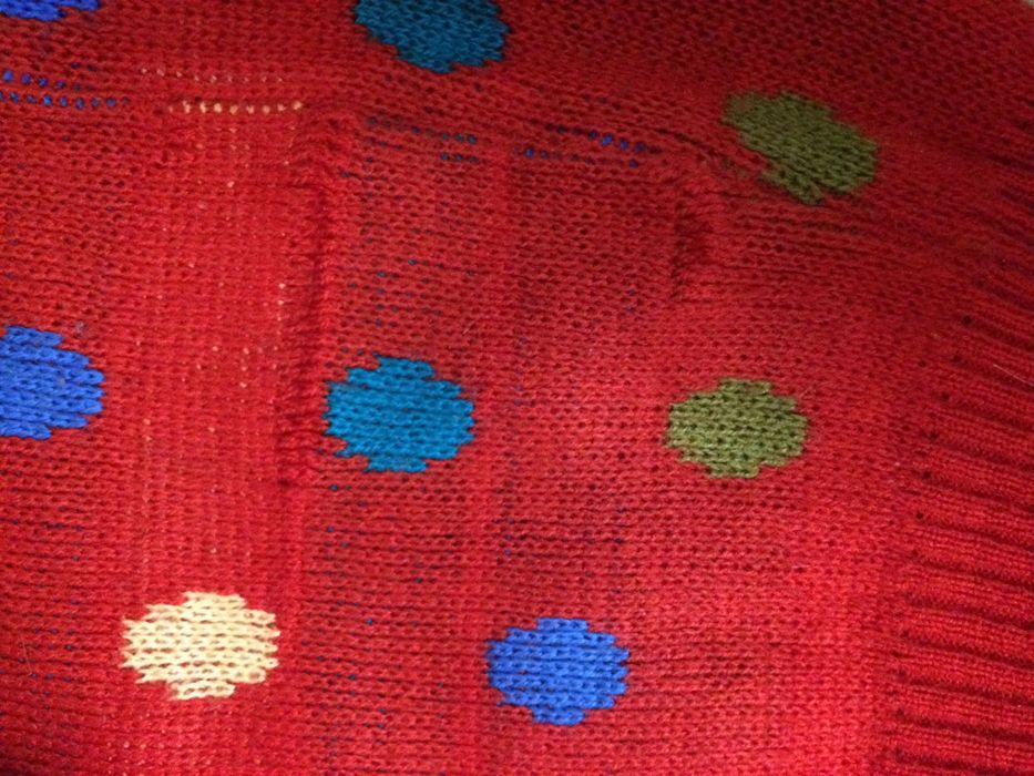 Красный свитер