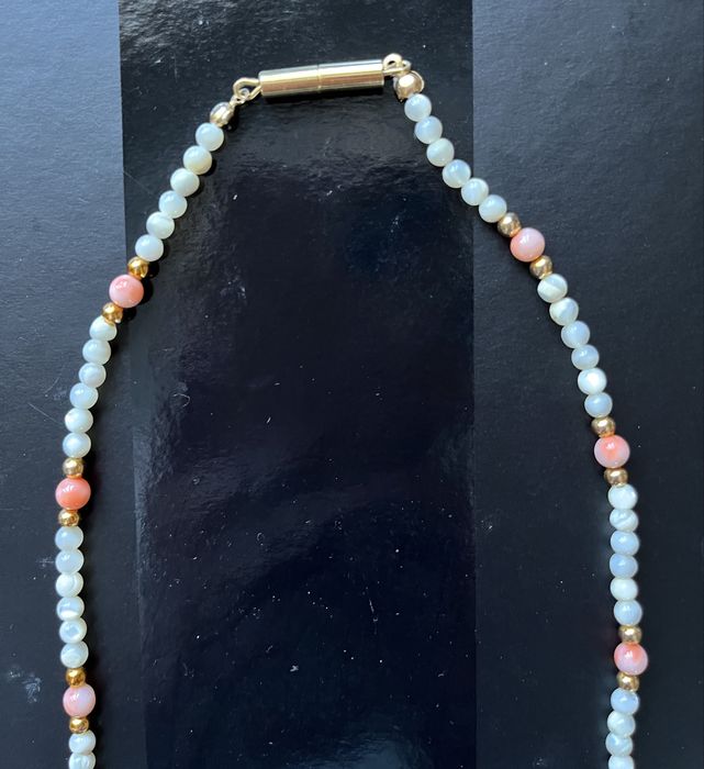 Colar rente ao pescoço