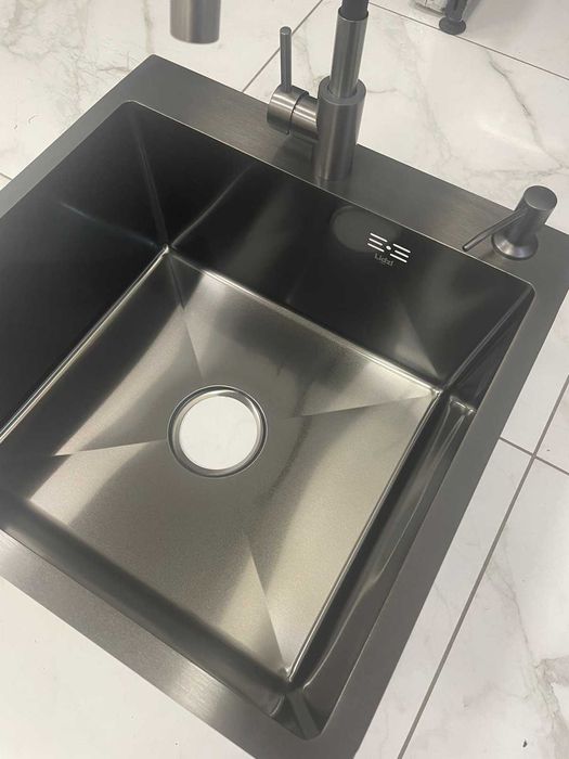 Мойка Lidz 5050 см черная и смеситель для кухни Kraft гибкий, черный.