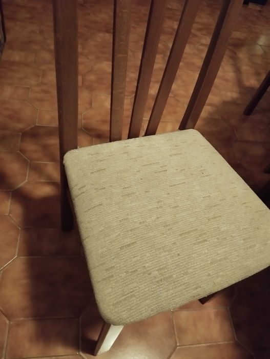 cadeiras de sala em madeira, estofadas