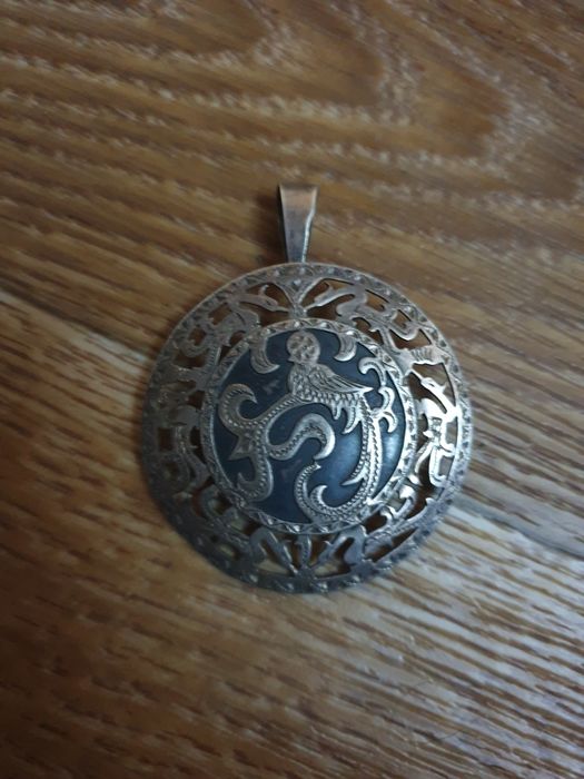 Серебряная брошь-кулон.