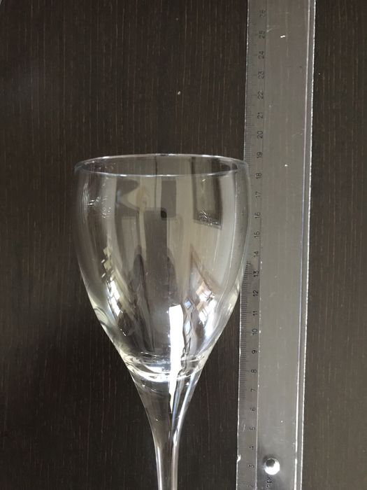 Conjunto de 12 copos de vinho.