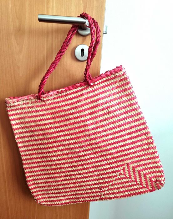 Saco de praia estreito vermelho e castanho claro