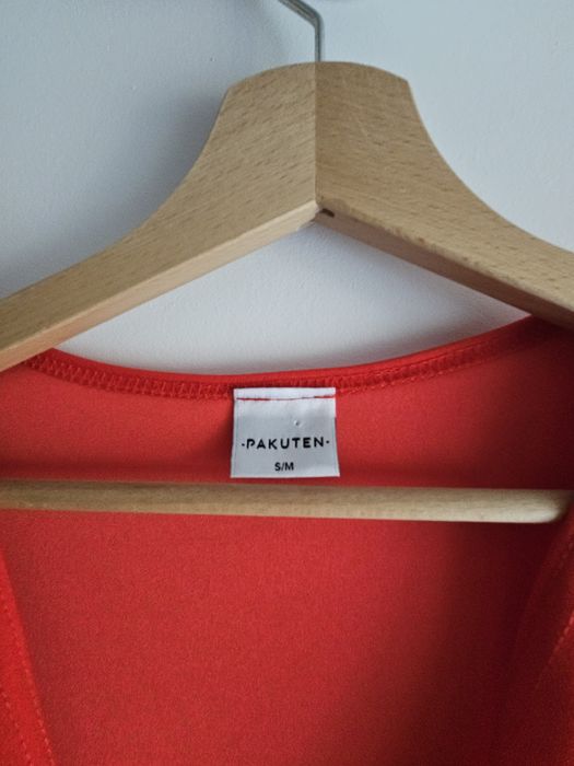 Czwrwona sukienka z długim rękawem