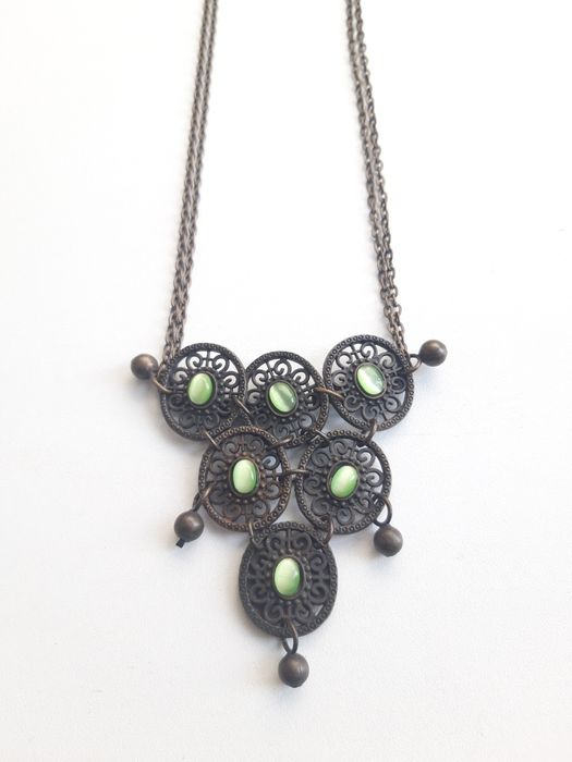 Colár étnico com pedras de cor verde