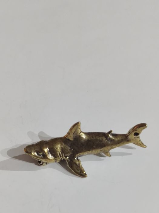 Figurka metalowa mosiądz rekin długość 3,5cm