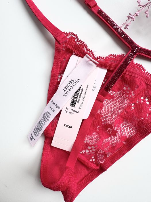 Czerwne stringi z kryształkami Victoria’s Secret