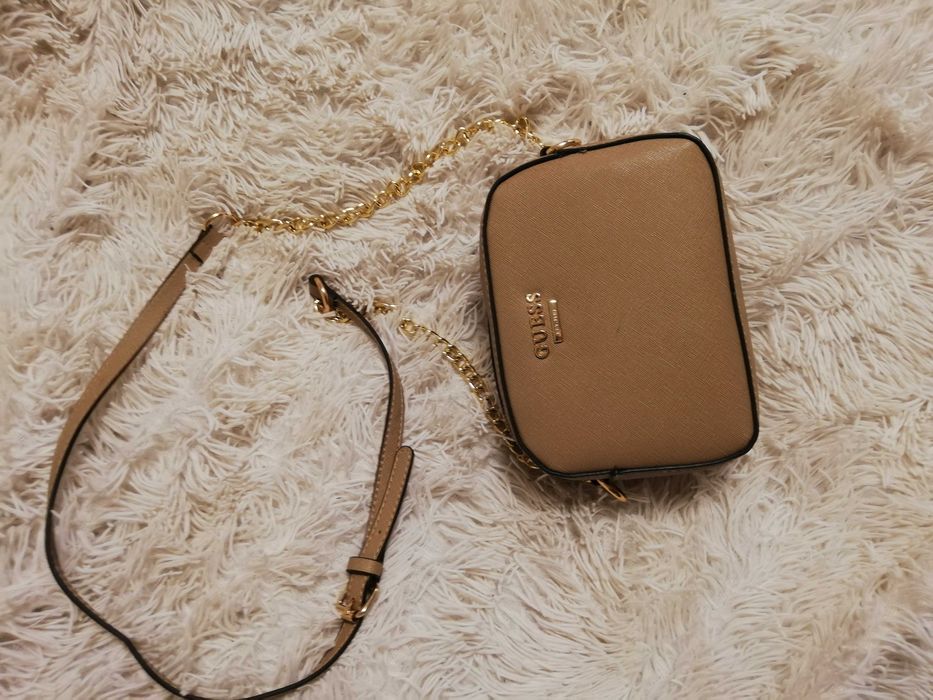 torebka Guess beżowa na łańcuszku