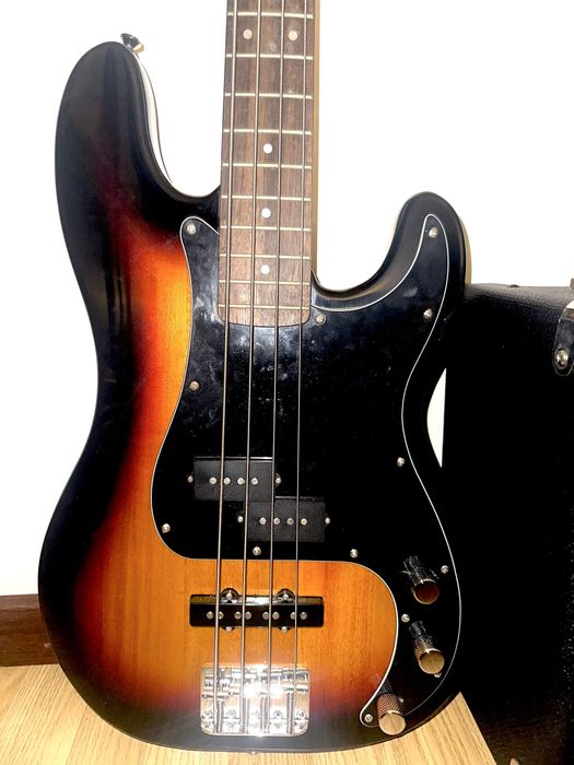 Baixo Fender Squier Precision Bass + Amp Fender Rumble 15