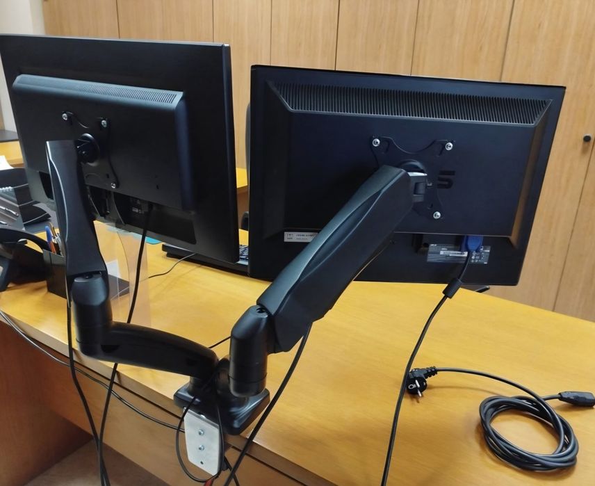 Suporte duplo com monitores