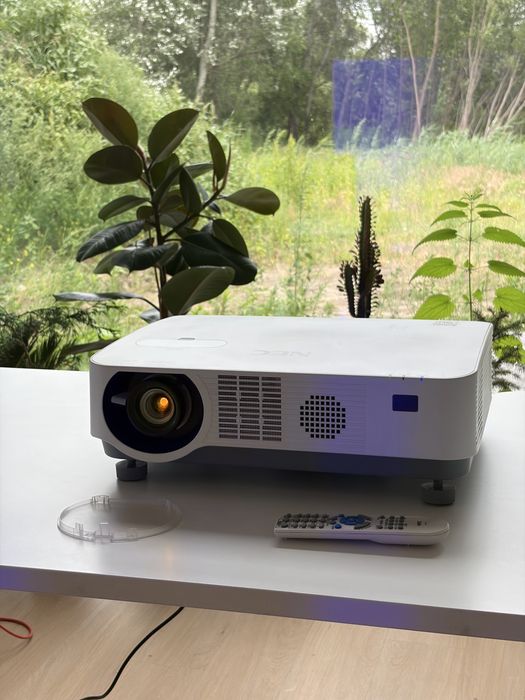 Projektor Nec 502HL2 laserowy prawie nowy
