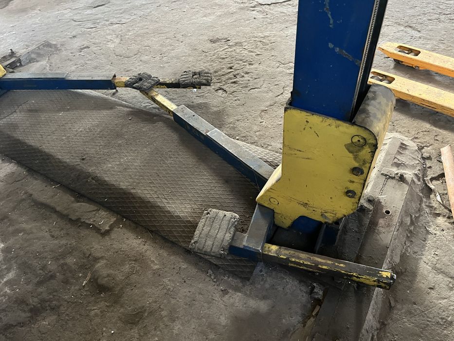 Продам автомобільний гвинтовий підйомник