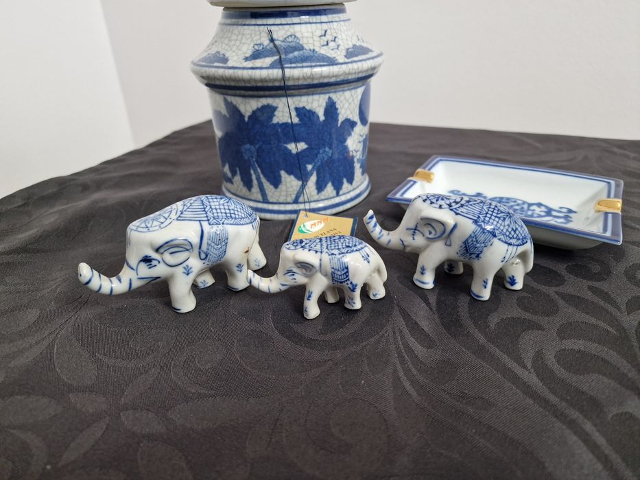 Conjunto em porcelana Pote Cinzeiro e  3 Estatuetas