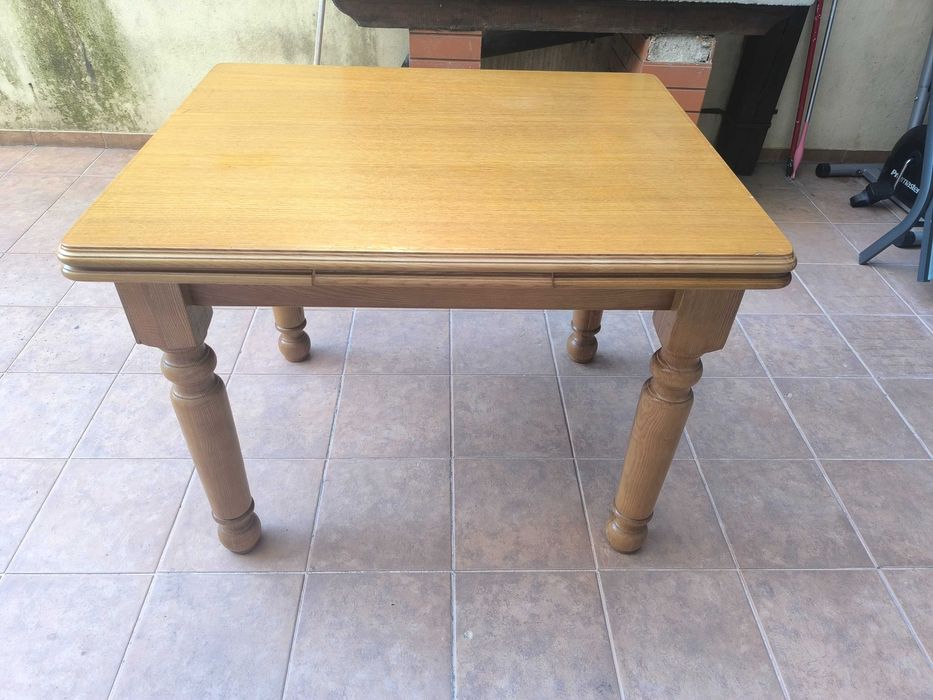 Mesa de madeira extensível