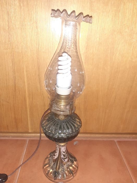 Candeeiro antigo trabalhado na base eletrificafo