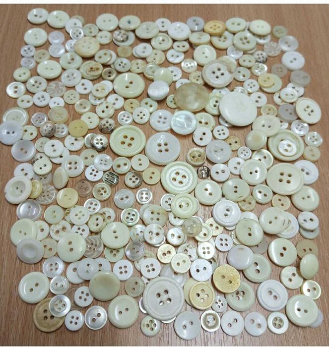 Продам пуговицы времён СССР,разных цветов,размеров и материалов.