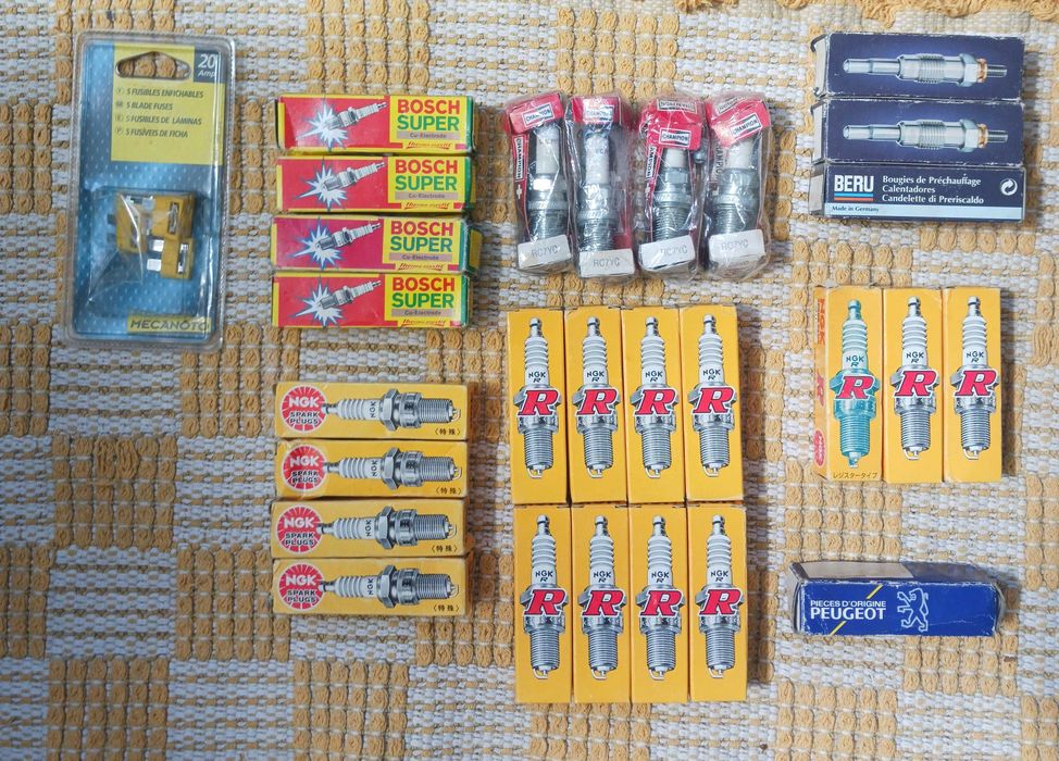 Lote de velas de ignição + fusíveis – NOVOS