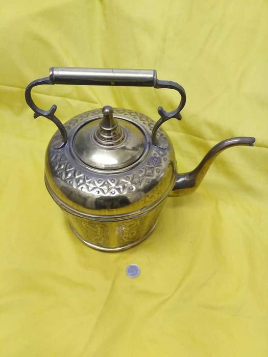 Chaleira / bule em latão trabalhado